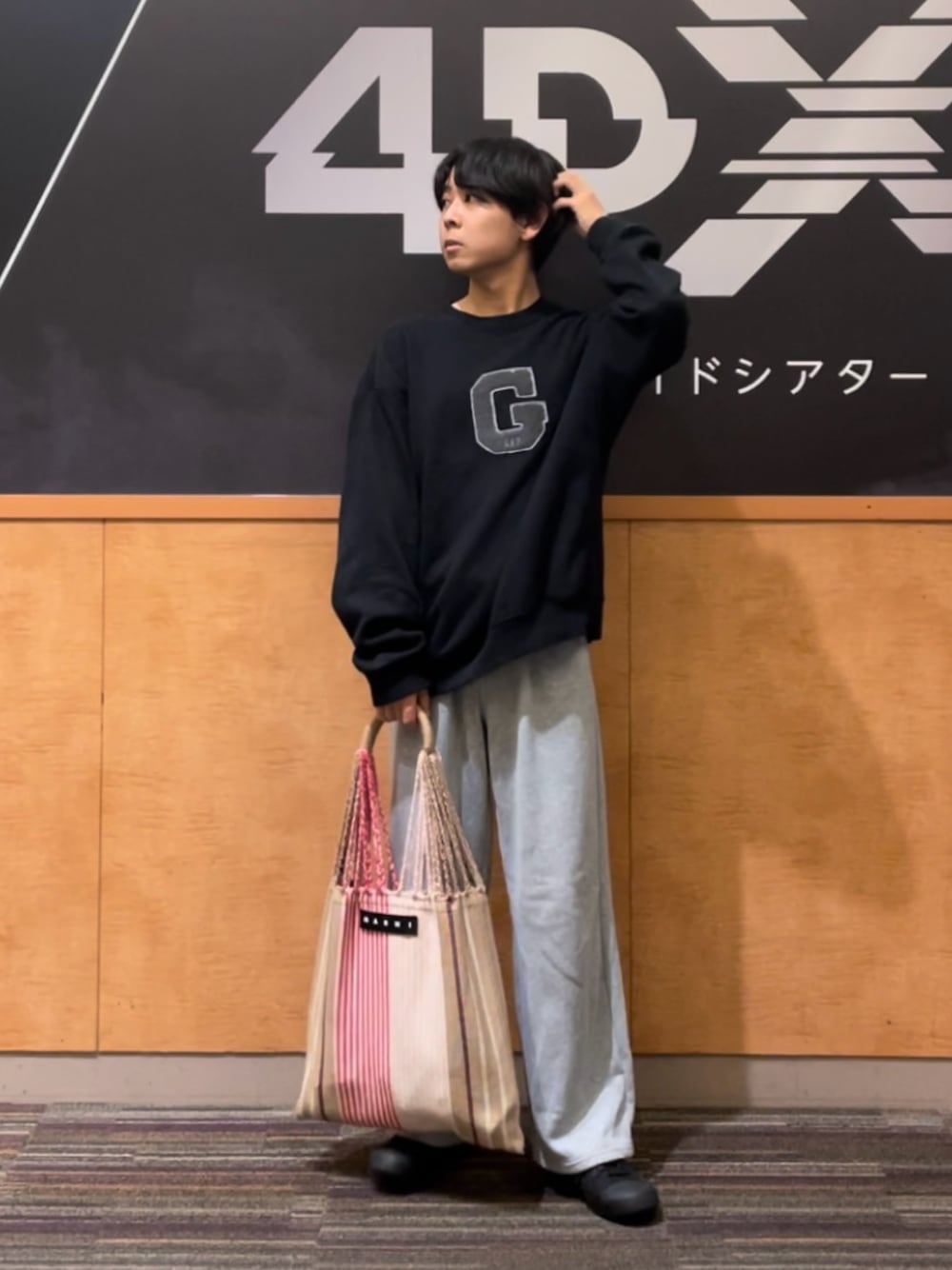 「秋コーデ、スウェット、スウェットパンツ、ラフ、トートバッグ、プチプラ、スニーカー、ブラック、リラックススタイル、カジュアルコーデ、低身長、GAP」｜「GAPのGAPロゴ スウェット・トレーナー(ユニセックス)（スウェット、ブラック系）」を使った、ゆうきくんさん（メンズ・163cm）の秋コーディネートの1枚目の写真