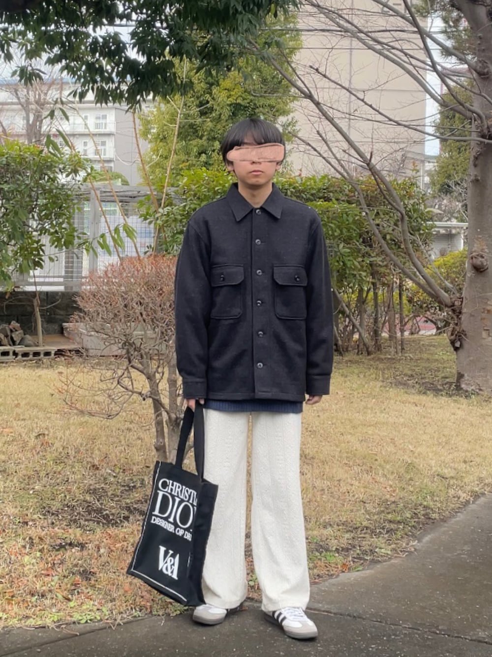 「モノトーン、UNIQLO、ジャケット、白パンツ、冬コーデ、プチプラ、スニーカー、adidas、低身長、レイヤードスタイル、トートバッグ、休日スタイル、大人コーデ、大人カジュアル」｜「UNIQLOのアイテム（ブルゾン、ブラック系）」を使った、ゆうきくんさん（メンズ・163cm）の冬コーディネートの1枚目の写真