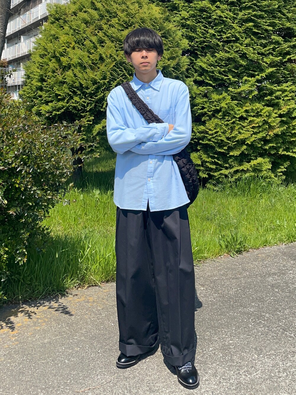 ブルー系のシャツ/ブラウス、ブラック系のショルダーバッグ、ブラック系のスラックスを着用したメンズの夏コーディネートの1枚目の写真