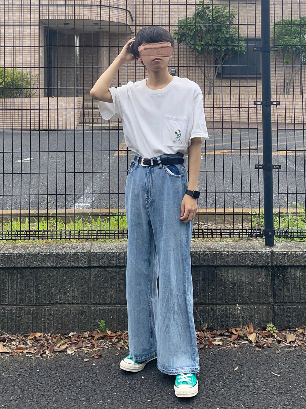 ホワイト系のTシャツ/カットソー、ブルー系のデニムパンツ、グリーン系のスニーカーを着用したメンズの夏コーディネートの1枚目の写真