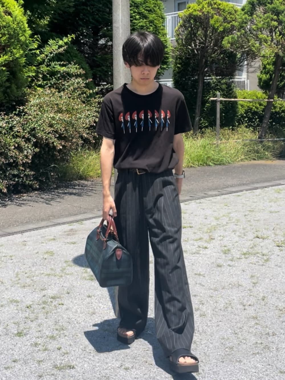 「オールブラック、カジュアル、ボストンバッグ、ロゴT、ストライプパンツ、ワイドパンツ、タックイン、低身長、夏コーデ、休日スタイル、ブラック、ラルフローレン」｜「Design Tshirts Store graniphのアイテム（Tシャツ/カットソー、ブラック系）」を使った、ゆうきくんさん（メンズ・163cm）の夏コーディネートの1枚目の写真
