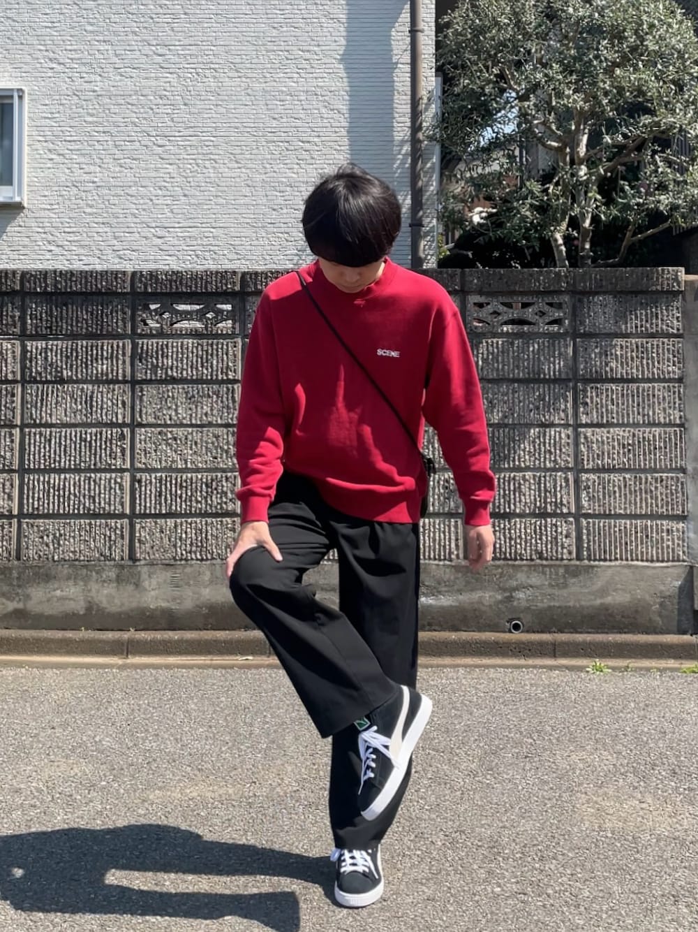 「春めき満開コーデ、スウェット、赤、スラックス、スニーカー、古着、春コーデ、カジュアルコーデ、ラフ、PUMA、休日スタイル、低身長コーデ、ゆるコーデ」｜「sceneのアイテム（スウェット、レッド系）」を使った、ゆうきくんさん（メンズ・163cm）の春コーディネートの1枚目の写真