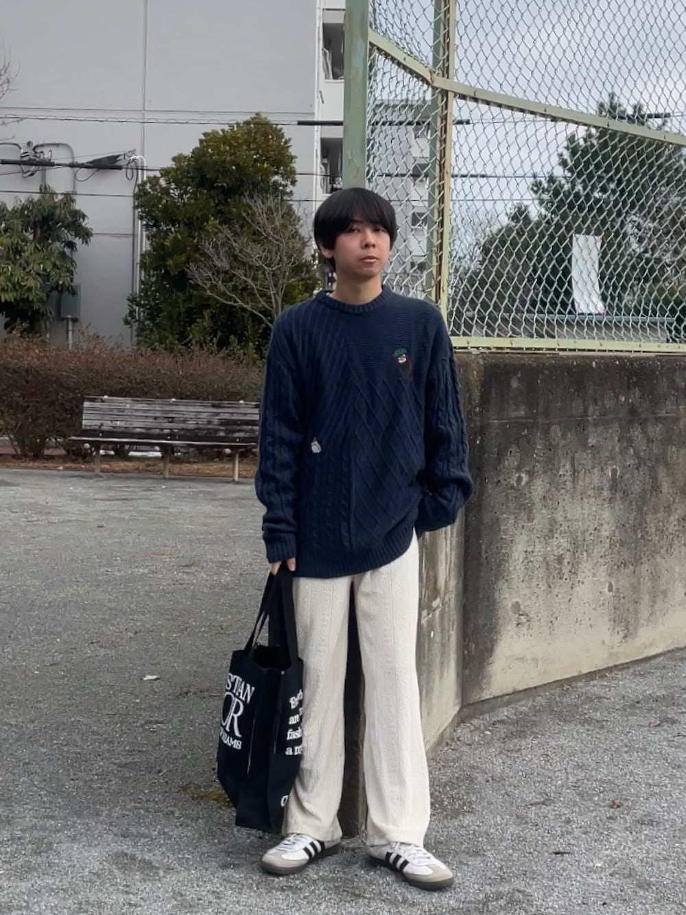 「ニット、ネイビー、グラニフ、白パンツ、スニーカー、トートバッグ、adidas、プチプラ、低身長、冬コーデ、オーバーサイズ、ラフ」｜「Design Tshirts Store graniphのアイテム（ニット/セーター、ブラック系）」を使った、ゆうきくんさん（メンズ・163cm）の冬コーディネートの1枚目の写真