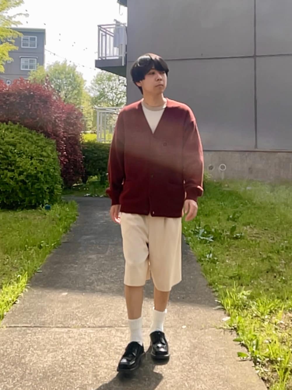 「UNIQLO、カーディガン、レイヤードスタイル、ショートパンツ、Dr.Martens、ラフ、大人カジュアル、休日コーデ、淡色コーデ、春コーデ、低身長コーデ、ベージュ、ブラウン」｜「UNIQLOのアイテム（カーディガン/ボレロ、ブラウン系）」を使った、ゆうきくんさん（骨格ナチュラル・メンズ・163cm）の春コーディネートの1枚目の写真