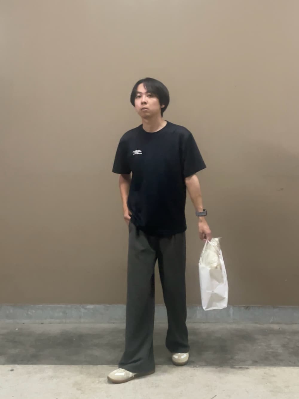 「黒Tシャツ、ワイドパンツ、スニーカー、ブラックコーデ、モノトーン、モノトーンコーデ、ロゴT、umbro、ラフ、スポーツミックス、休日スタイル、夏コーデ、夏、カジュアルコーデ」｜「UMBROのUMBRO AWAY DAYS WIDE PRACTICE SHIRT（アンブロ アウェイデイズ ワイド プラクティス シャツ）（Tシャツ/カットソー、ブラック系）」を使った、ゆうきくんさん（骨格ナチュラル・メンズ・163cm）の夏コーディネートの1枚目の写真
