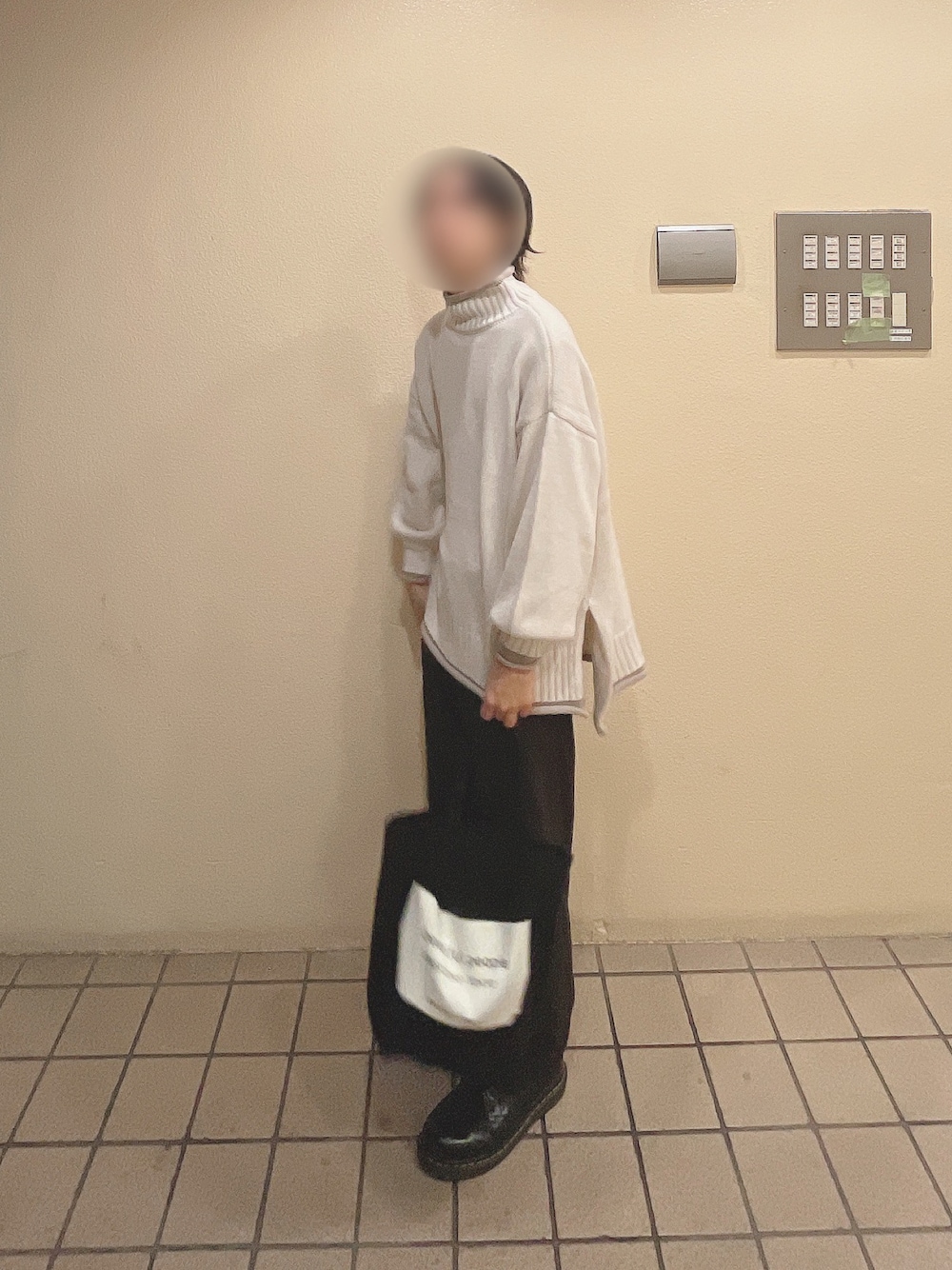 「トートバッグ、シンプル、秋のコーデ、スラックス、タートルネック、しまむら、休日スタイル、革靴、プチプラ、ラフ、ootd、シンプルコーデ、秋冬コーデ」｜「beautiful peopleのアイテム（トートバッグ、ブラック系）」を使った、ゆうきくんさん（メンズ・163cm）の秋コーディネートの1枚目の写真