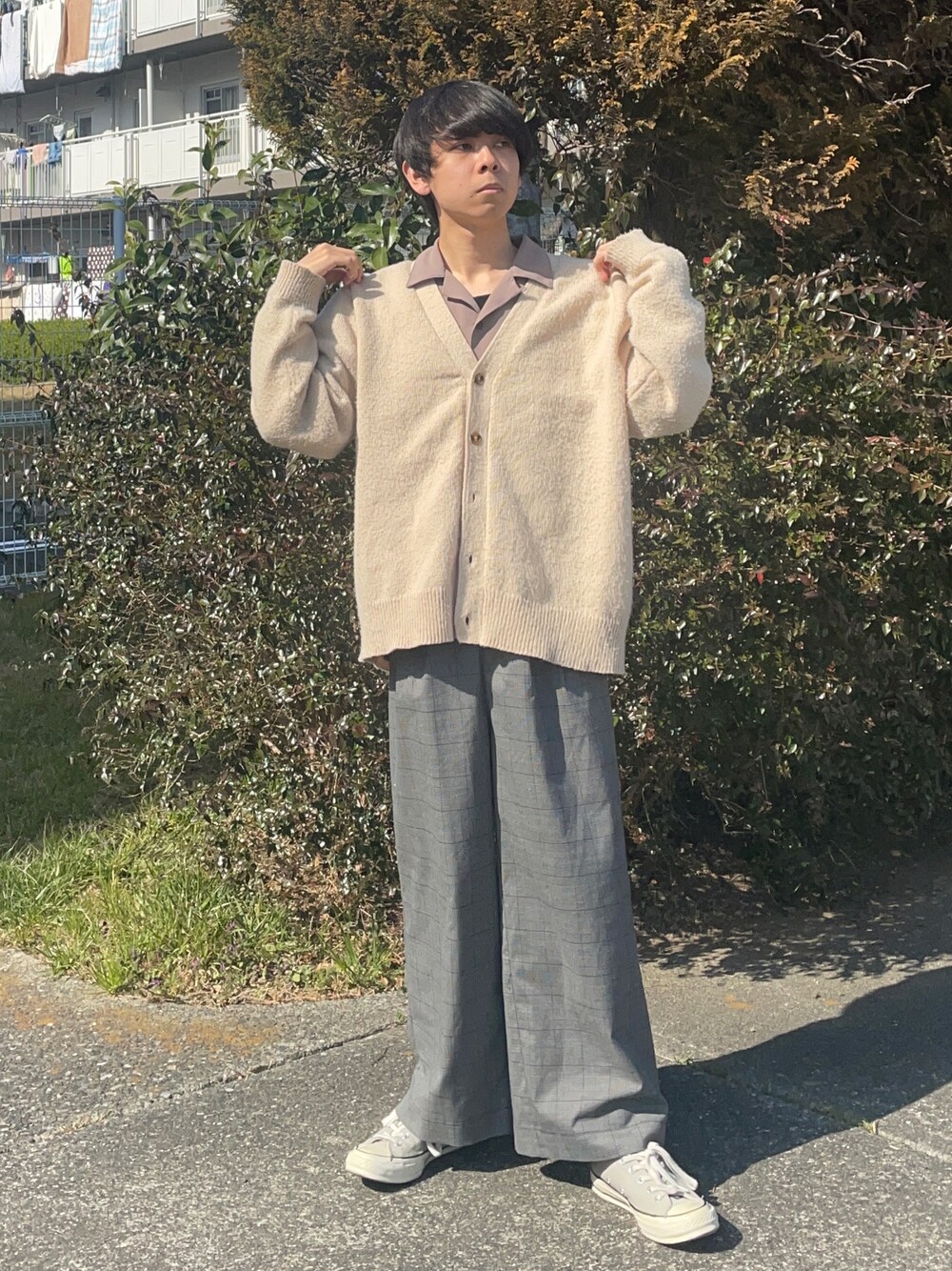 「春服デビュー宣言、コンバース、カーディガン、シャツスタイル、ワイドパンツ、チェックパンツ、グレー、ホワイト、春コーデ、大学生、カジュアルコーデ、プチプラ」｜「SPOC STOREの【SPOC STORE】モヘアタッチカラーリングカーデ（カーディガン/ボレロ、ホワイト系）」を使った、ゆうきくんさん（メンズ・163cm）の春コーディネートの1枚目の写真