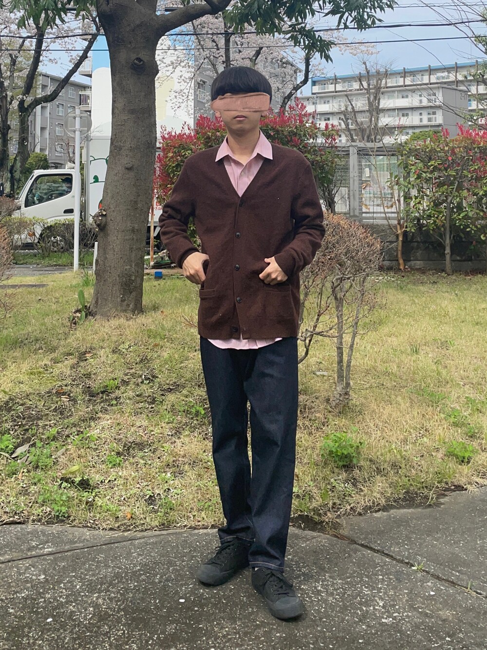 レッド系のシャツ/ブラウス、ブラウン系のカーディガン/ボレロ、ブルー系のデニムパンツを着用したメンズの春コーディネートの1枚目の写真