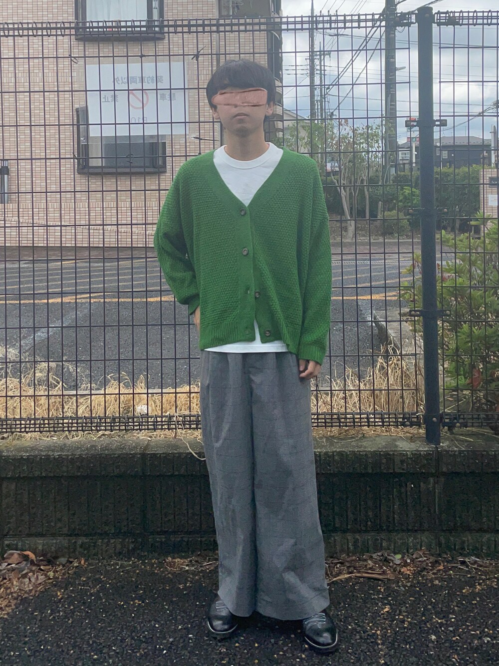 「秋服まるっと大公開、プチプラ、秋コーデ、UNIQLO、しまむら、カーディガン、グリーン、サンダル、シンプル」｜「UNIQLOのエアリズムコットンオーバーサイズTシャツ（5分袖）（Tシャツ/カットソー、ホワイト系）」を使った、ゆうきくんさん（メンズ・163cm）の秋コーディネートの1枚目の写真