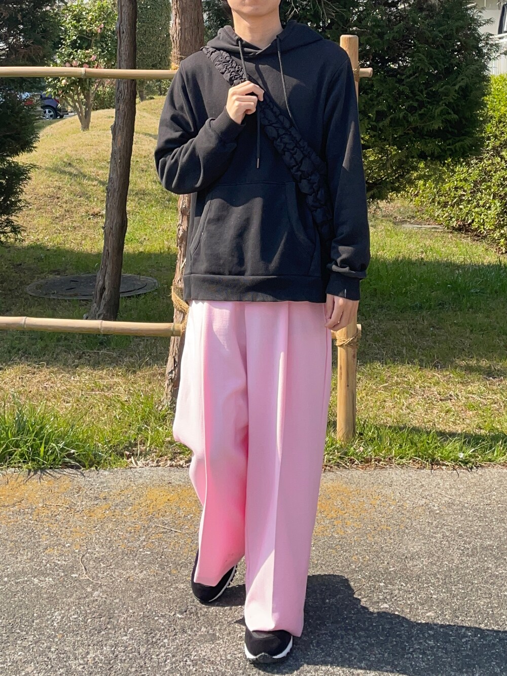 パーカーを使った「ピンクパンツ」の人気ファッションコーディネート