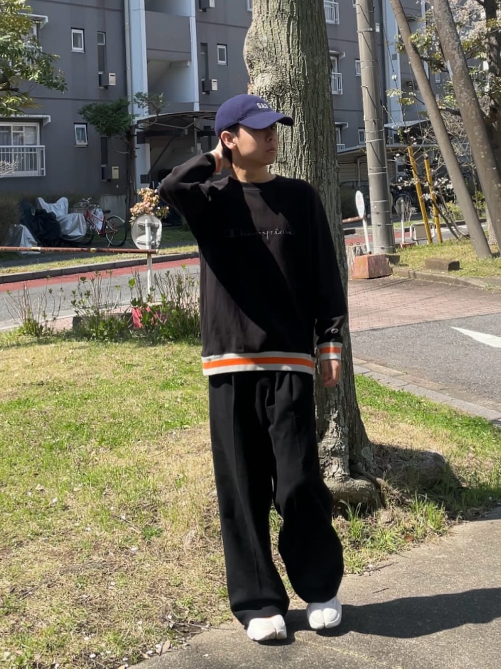 「春めき満開コーデ、キャップ、スウェット、ワイドパンツ、サンダル、ブラック、Champion、春コーデ、低身長コーデ、カジュアルコーデ、休日スタイル、ラフ、NIKE、GAP、ストリート」｜「GAPのGapロゴ ウールベースボールキャップ（キャップ、ブルー系）」を使った、ゆうきくんさん（骨格ナチュラル・メンズ・163cm）の春コーディネートの1枚目の写真