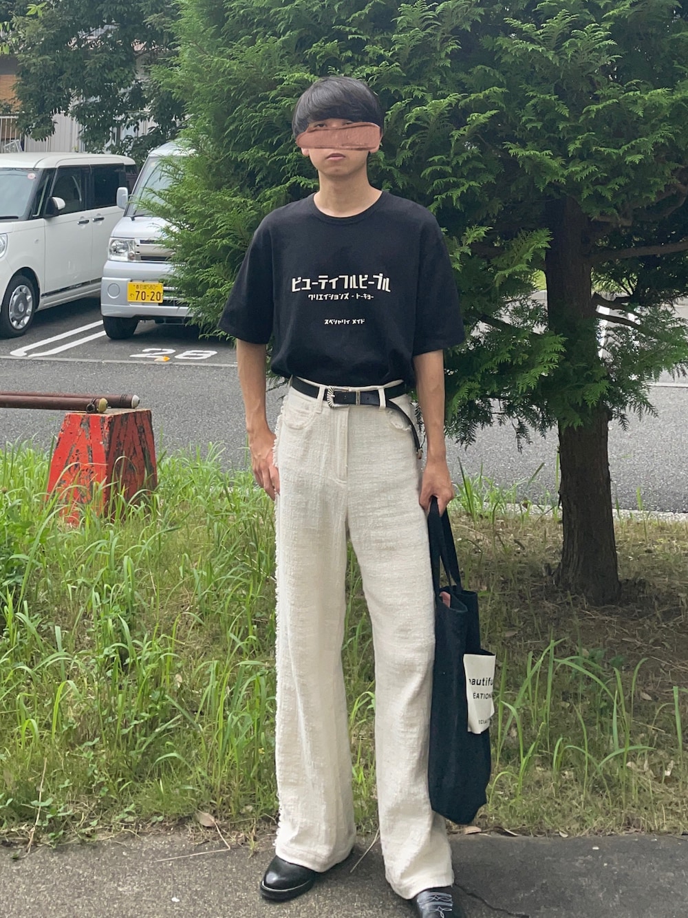 ブラック系のTシャツ/カットソー、ホワイト系のスラックス、ブラック系のトートバッグを着用したメンズの夏コーディネートの1枚目の写真