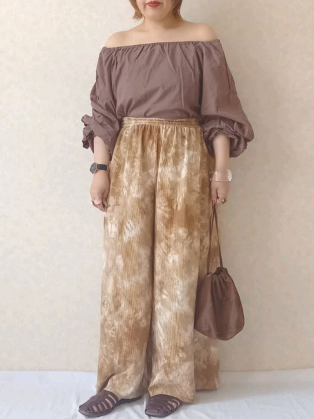 「大人かわいい、お洒落さんとつながりたい、低身長コーデ、しまむら、ブラウン、タイダイ柄、オフショル、いいね、save、フォローお願いします🤑、プチプラ、オトナ女子」｜「VIVIANの【2021年夏新作】スクエアトゥ編みメッシュネックベルトフラットサンダル【グルカサンダル】（サンダル、ブラウン系）」を使った、aya_∗*ﾟさん（レディース・153cm）の夏コーディネートの1枚目の写真