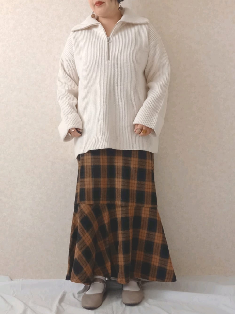 「休日スタイル、ゆるコーデ、大人カジュアル、おしゃれさんと繋がりたい、プチプラコーデ、ニット、スカート、オトナ女子、リラックススタイル、しまむら、GU、ハーフジップ」｜「GUのアイテム（ニット/セーター、ホワイト系）」を使った、aya_∗*ﾟさん（レディース・153cm）の冬コーディネートの1枚目の写真