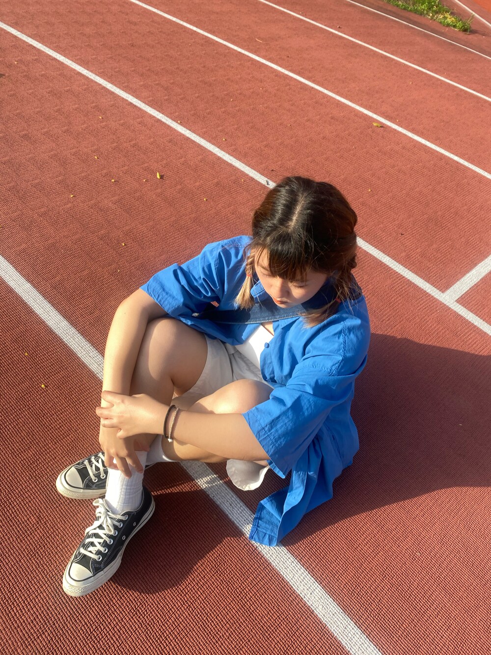 ブルー系のシューズを着用したレディースの秋コーディネートの1枚目の写真