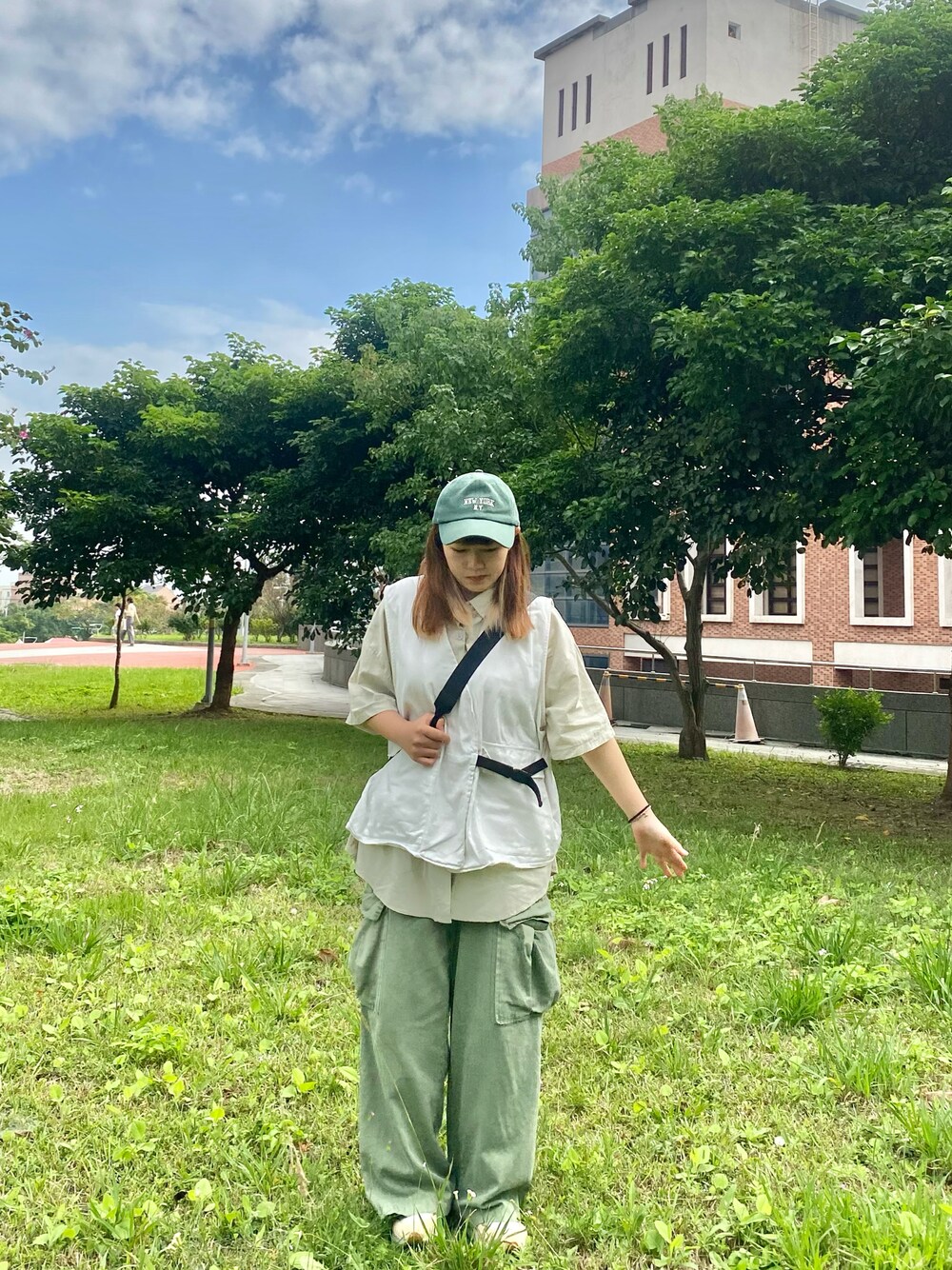 「秋のコーデ、冬コーデ、ootd、綠色、school、工裝、寬鬆、帽子、台灣、穿搭」｜「QUEEN SHOPのアイテム（ジャケット/アウター、ホワイト系）」を使った、Kさん（レディース・155cm）の秋コーディネートの1枚目の写真