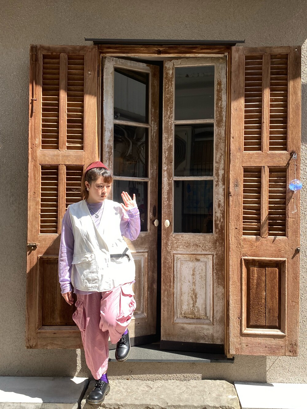 「ootd、夏、街頭穿搭、休閒、oversize、紫、粉紅色、新竹、台灣」｜「Dr. Martensのアイテム（シューズ、ブラック系）」を使った、Kさん（レディース・155cm）の秋コーディネートの1枚目の写真