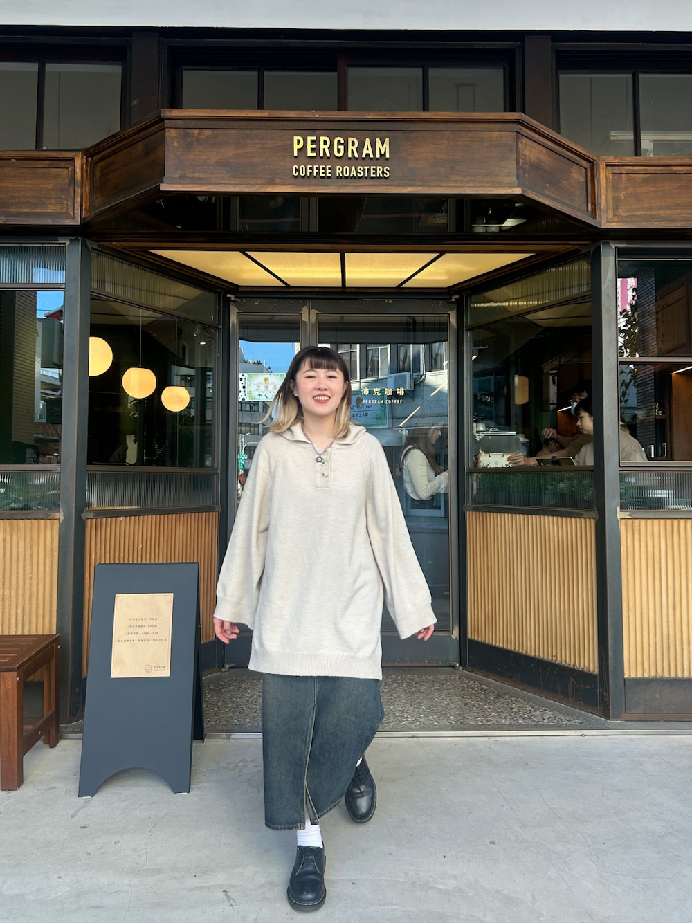 「冬のコーデ、休閒、牛仔裙、穿搭、ootd、日常、咖啡廳、台灣、outfit」｜「Dr. Martensのアイテム（シューズ、ブラック系）」を使った、Kさん（レディース・155cm）の冬コーディネートの1枚目の写真