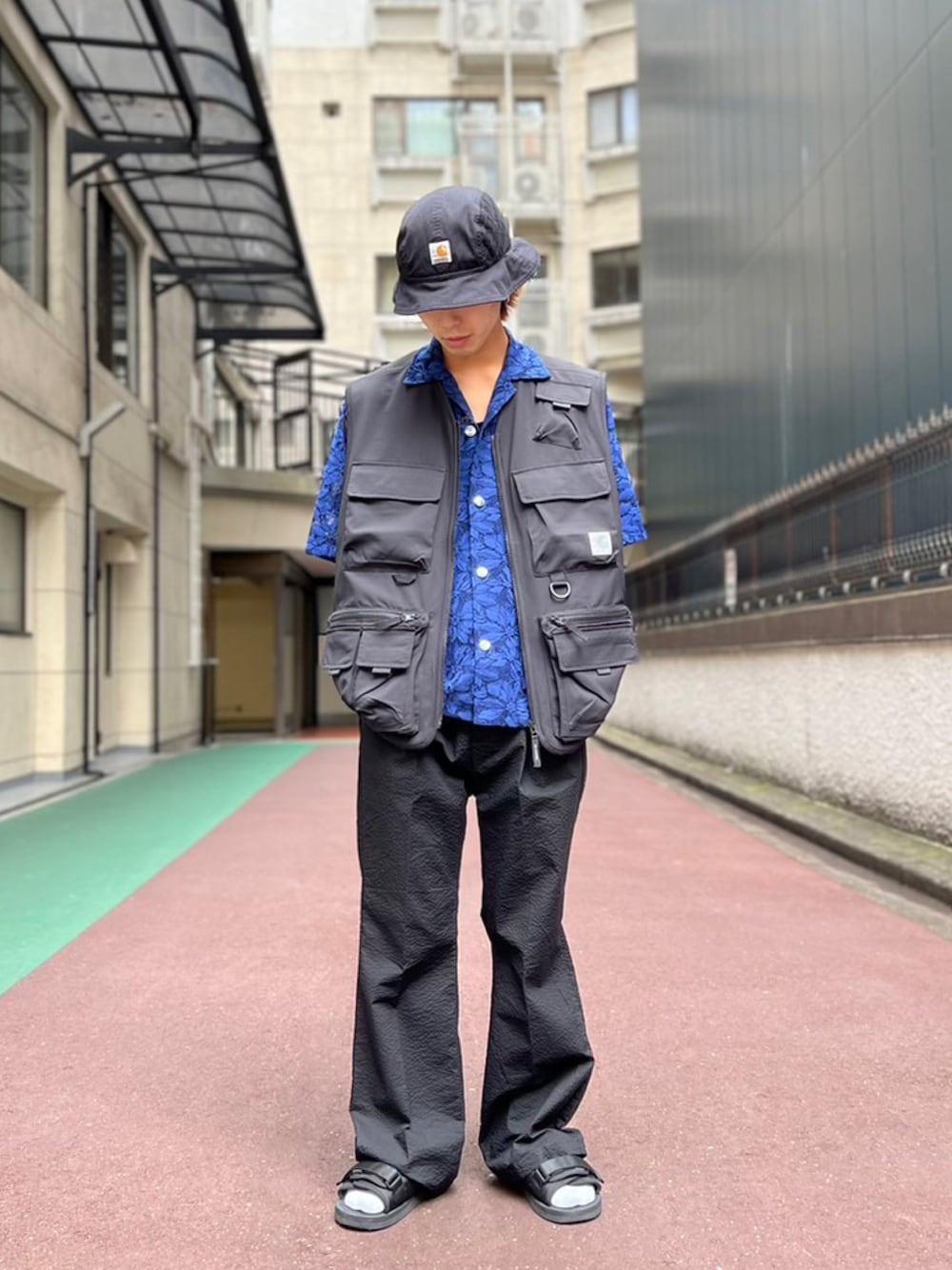 Carharttのベストを使ったメンズ人気ファッションコーディネート（季節