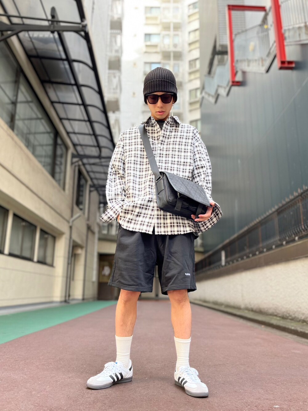 「adidas、ストリート、supreme、スニーカーコーデ、シンプルコーデ、夏コーデ、ストリートコーデ、メンズファッション、A.D.S.R.、whiteland」｜「A.D.S.R.のADSR/エーディーエスアール/KEITH（サングラス、ブラック系）」を使った、幸太郎さん（メンズ・170cm）の春コーディネートの1枚目の写真