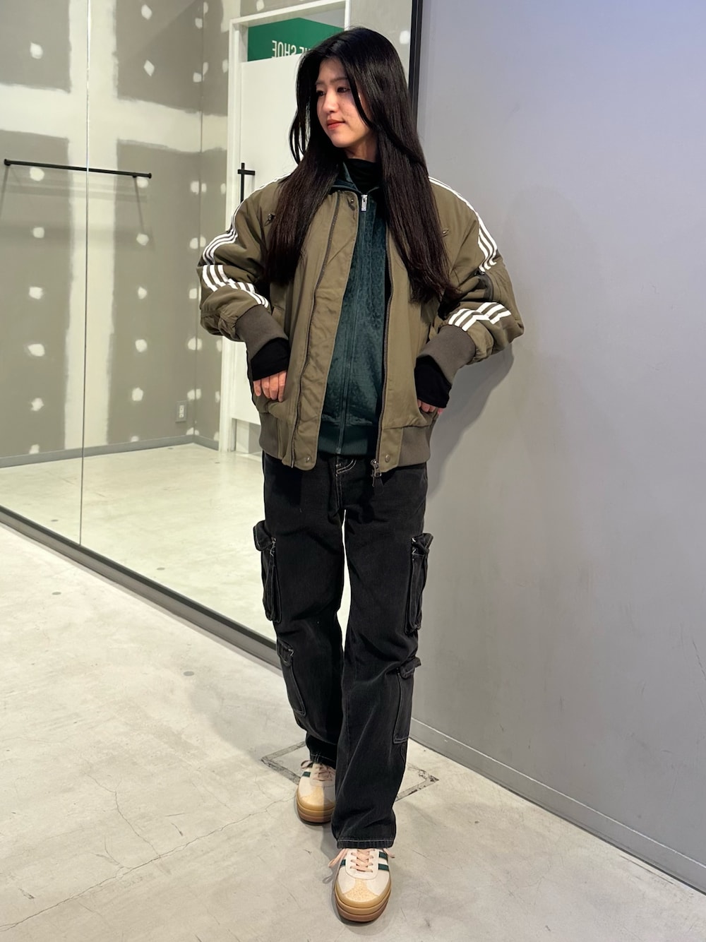 「スニーカー、ジャケット、アウター、adidas、アディダス、adidas originals、アディダスオリジナルス、トラックトップ、ガゼル、パデッドジャケット」｜「adidasのガゼル / Gazelle / GAZELLE BOLD / /厚底スニーカー / アディダスオリジナルス adidas Originals（スニーカー、ベージュ系）」を使った、SMさん（レディース・164cm）の冬コーディネートの1枚目の写真