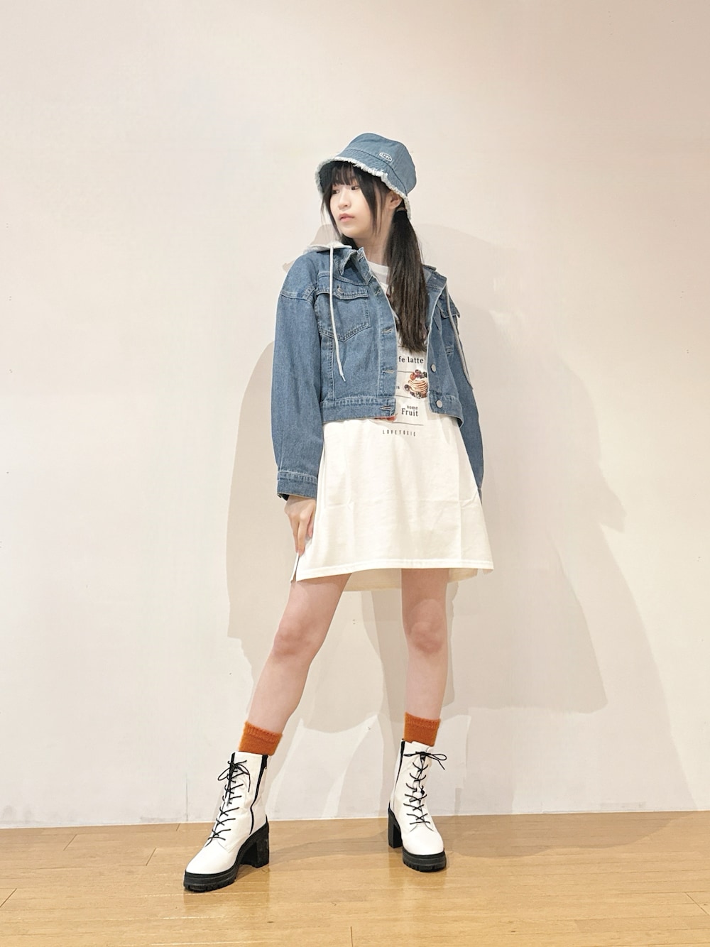 「ティーンズ、春服みてみて、カッコイイ女子、可愛い、カジュアルコーデ、アレンジ」｜「LOVETOXICの接触冷感Tワンピース（ワンピース、ホワイト系）」を使った、Ayaさん（レディース・165cm）の冬コーディネートの1枚目の写真