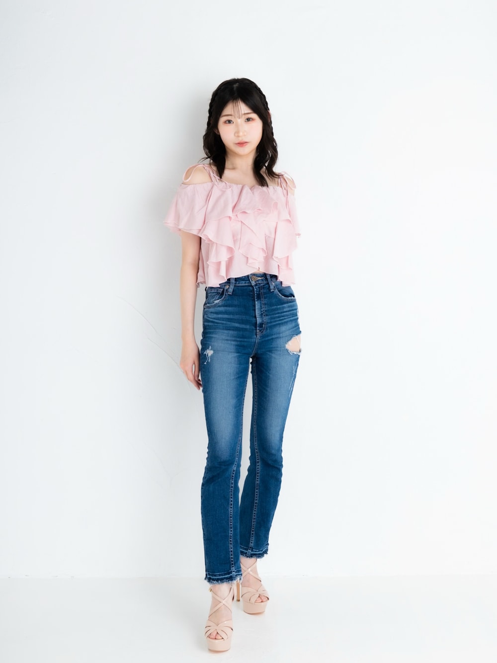 「かっこいい中にも可愛さ、かっこかわいい、可愛いトップス、クールデニム、夏ルックで気分アップ、デニム、夏コーデ」｜「GRLのアイテム（Tシャツ/カットソー、ピンク系）」を使った、Ayaさん（レディース・165cm）の夏コーディネートの1枚目の写真