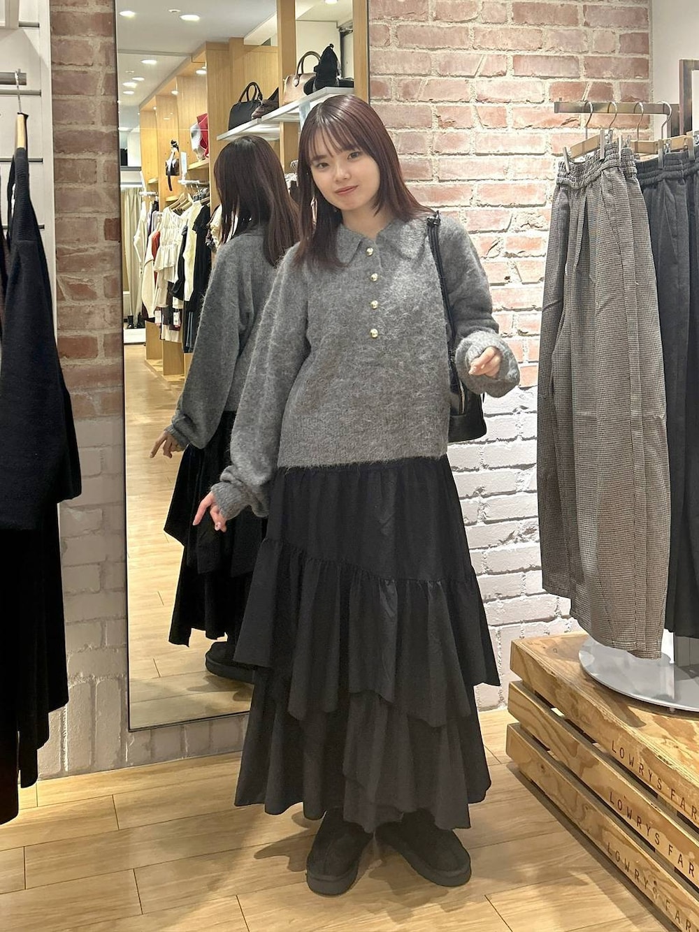 ブラック系のスカート、ブラック系のその他シューズ、グレー系のニット/セーターを着用したレディースの秋コーディネートの1枚目の写真