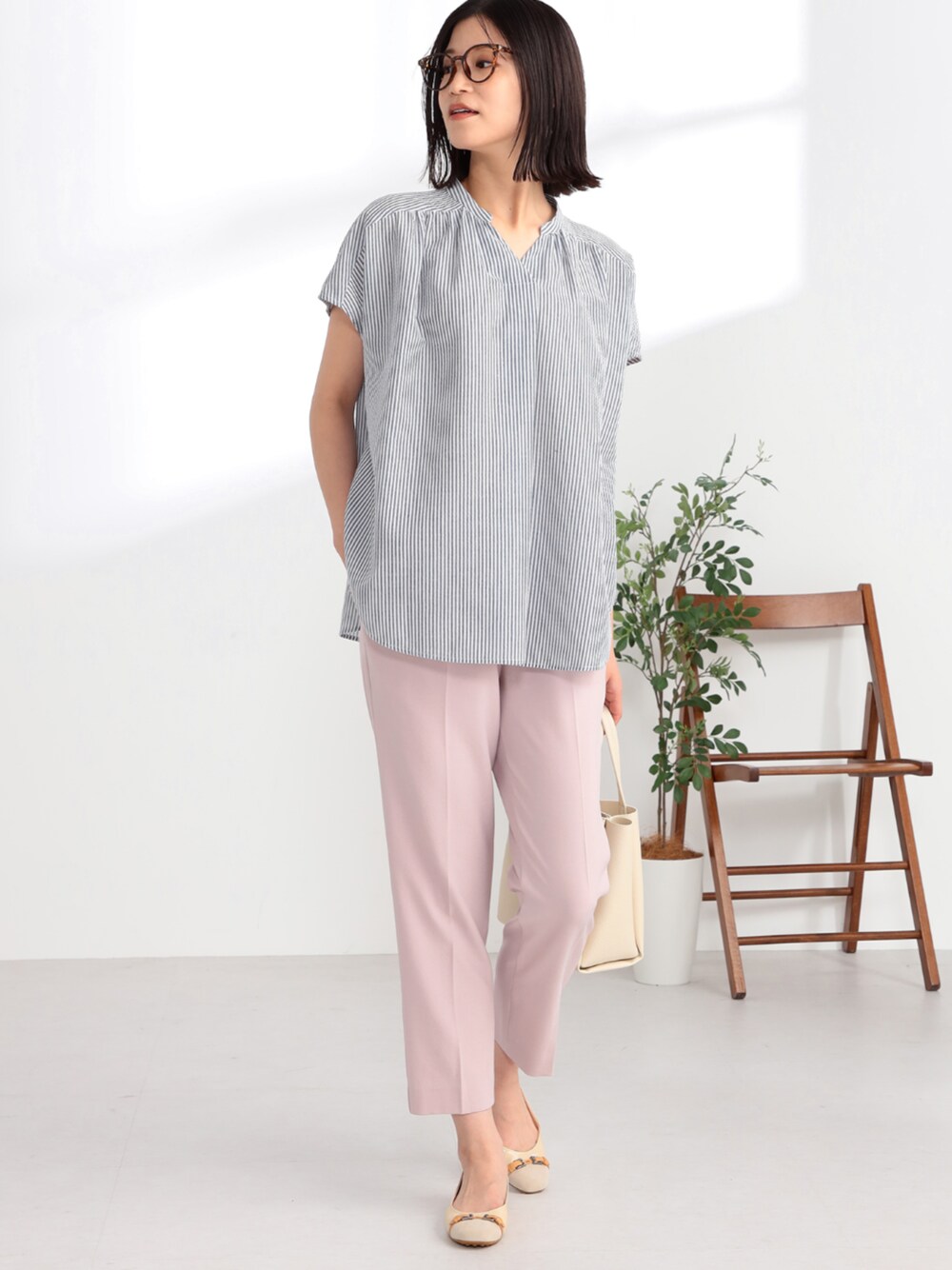 ピンク系のその他パンツ、ブルー系のシャツ/ブラウスを着用したレディースの夏コーディネートの1枚目の写真