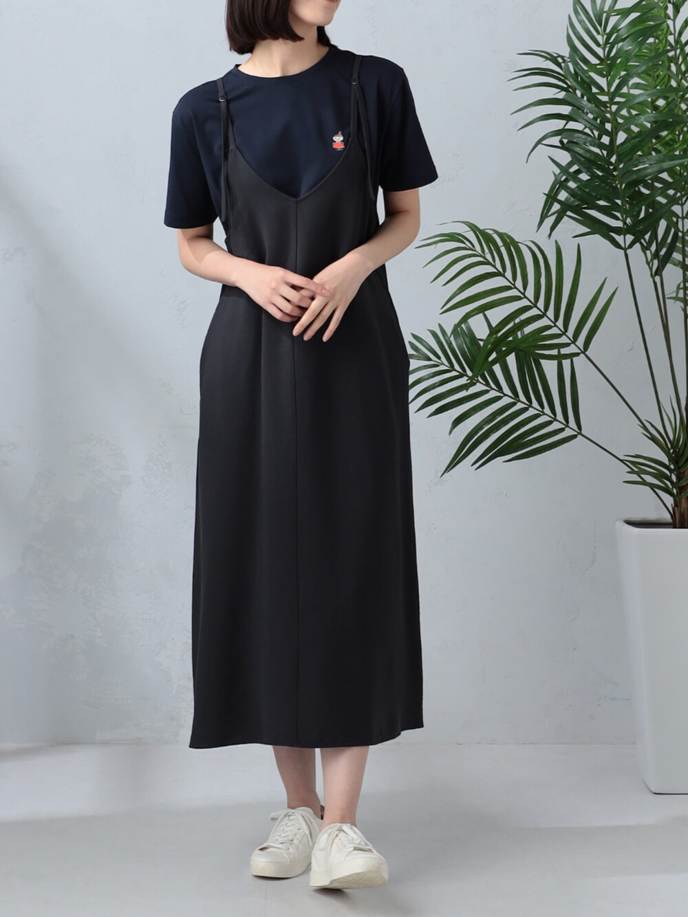 グレー系のワンピース、ブルー系のTシャツ/カットソーを着用したレディースの夏コーディネートの1枚目の写真