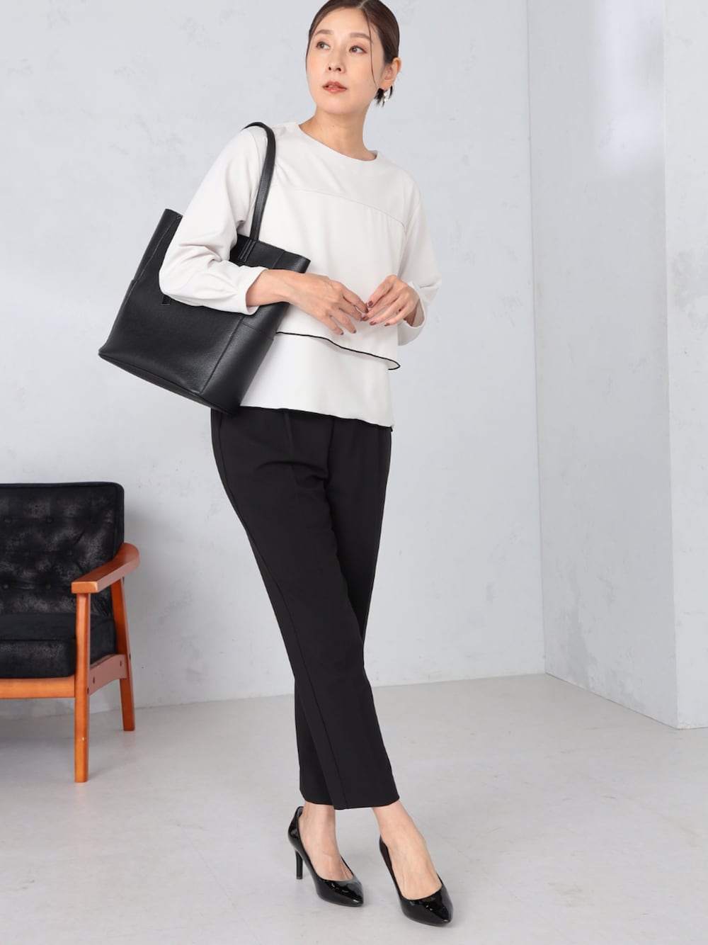 ベージュ系のTシャツ/カットソー、ブラック系のその他パンツを着用したレディースの秋コーディネートの1枚目の写真