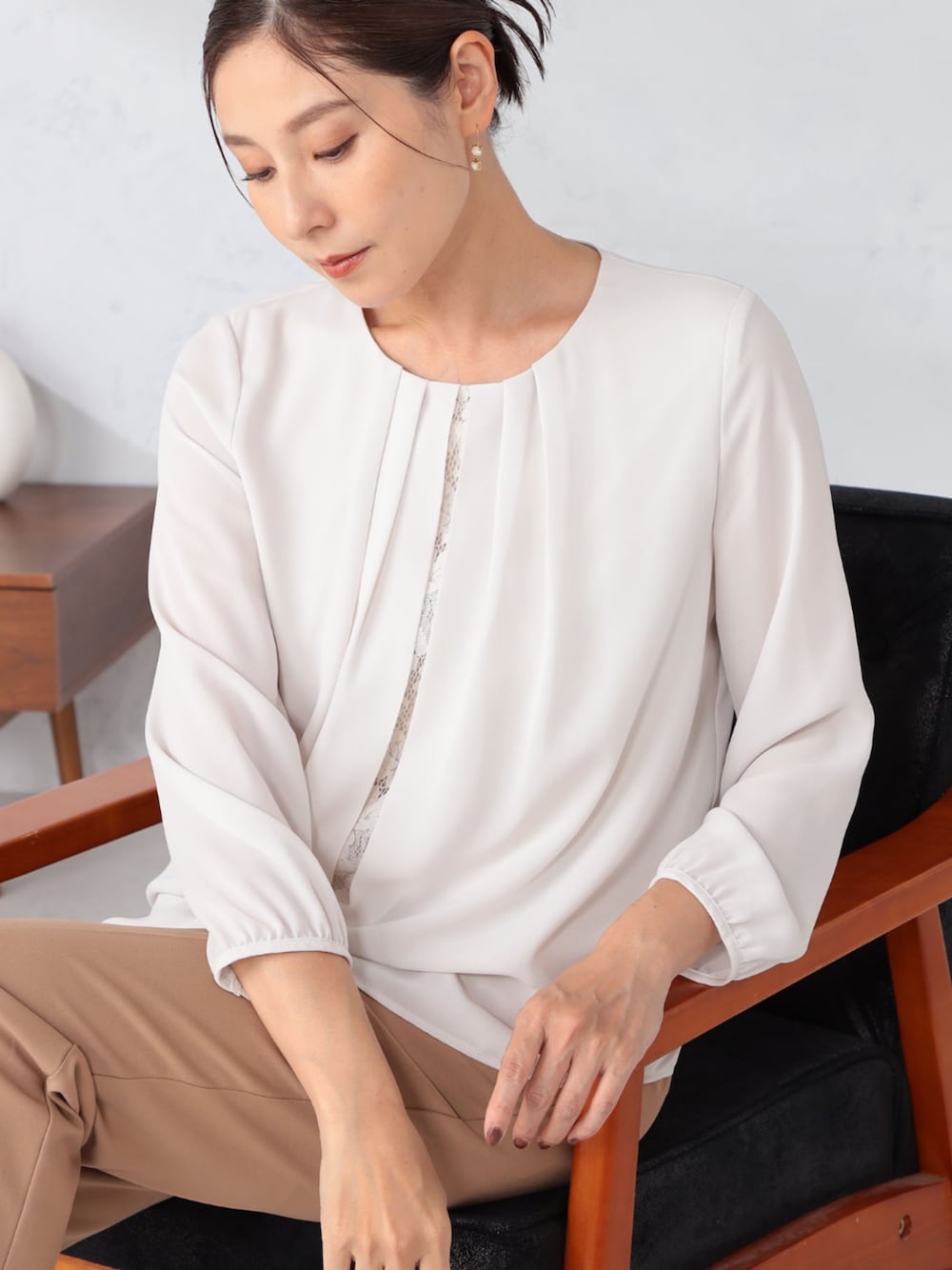 イエロー系のその他パンツ、ベージュ系のシャツ/ブラウスを着用したレディースの秋コーディネートの1枚目の写真