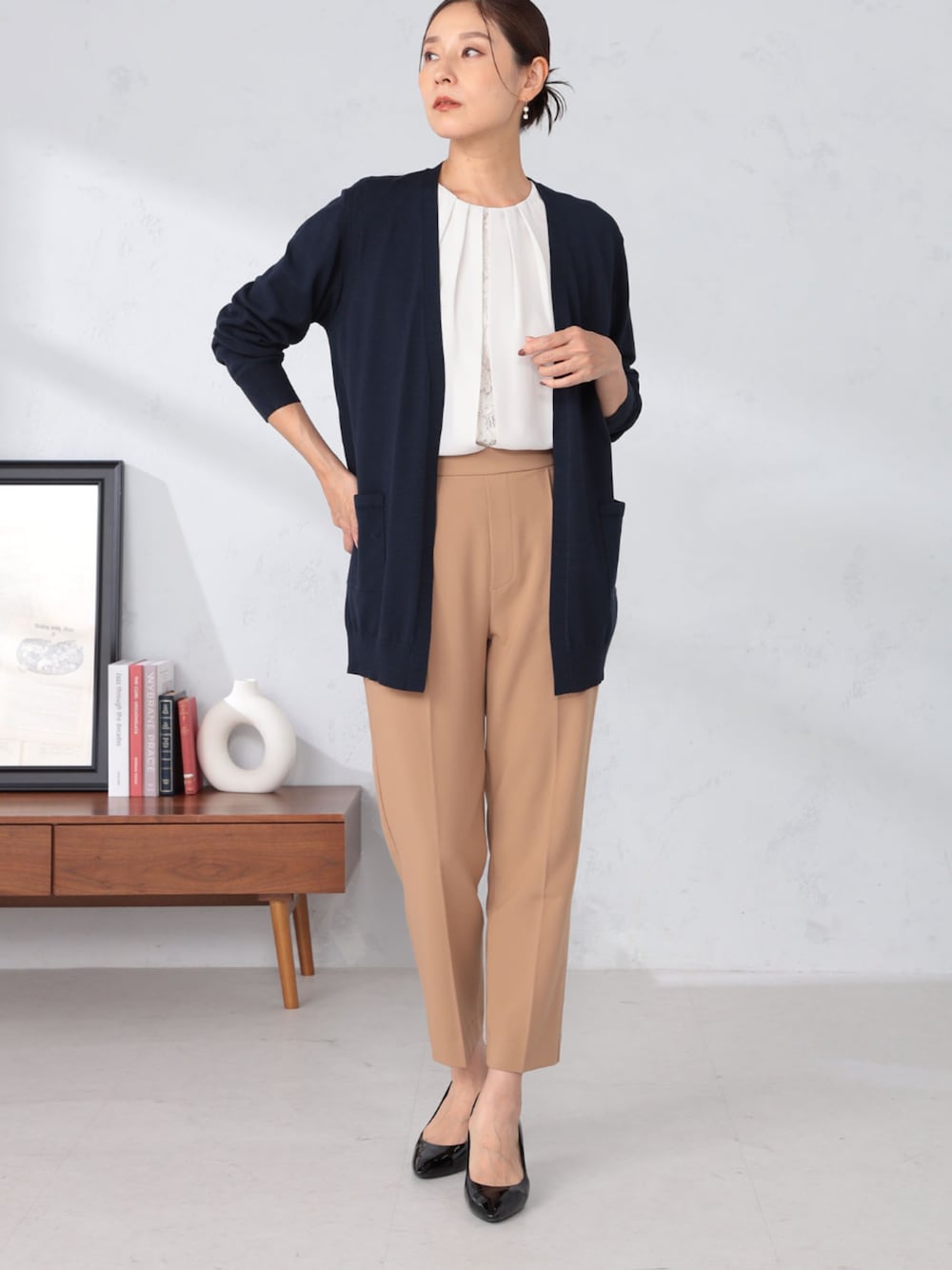 イエロー系のその他パンツ、ベージュ系のシャツ/ブラウス、ブルー系のカーディガン/ボレロを着用したレディースの秋コーディネートの1枚目の写真