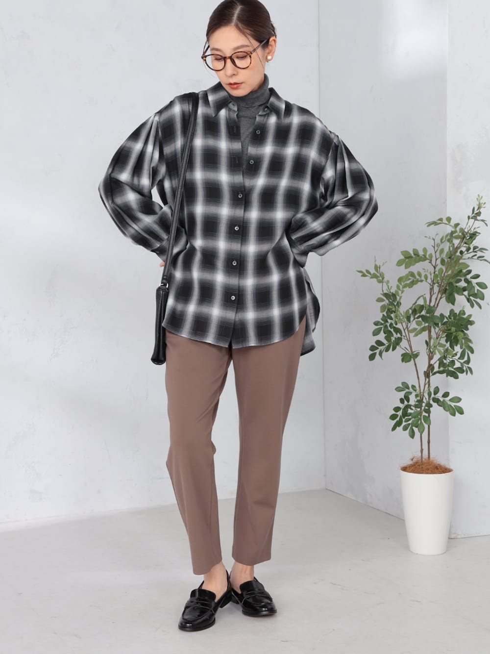 ブラック系のシャツ/ブラウス、ブラウン系のその他パンツを着用したレディースの秋コーディネートの1枚目の写真