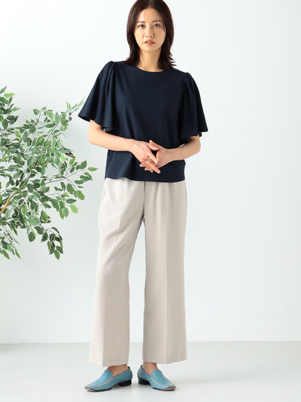 ブルー系のTシャツ/カットソー、ベージュ系のその他パンツを着用したレディースの秋コーディネートの1枚目の写真