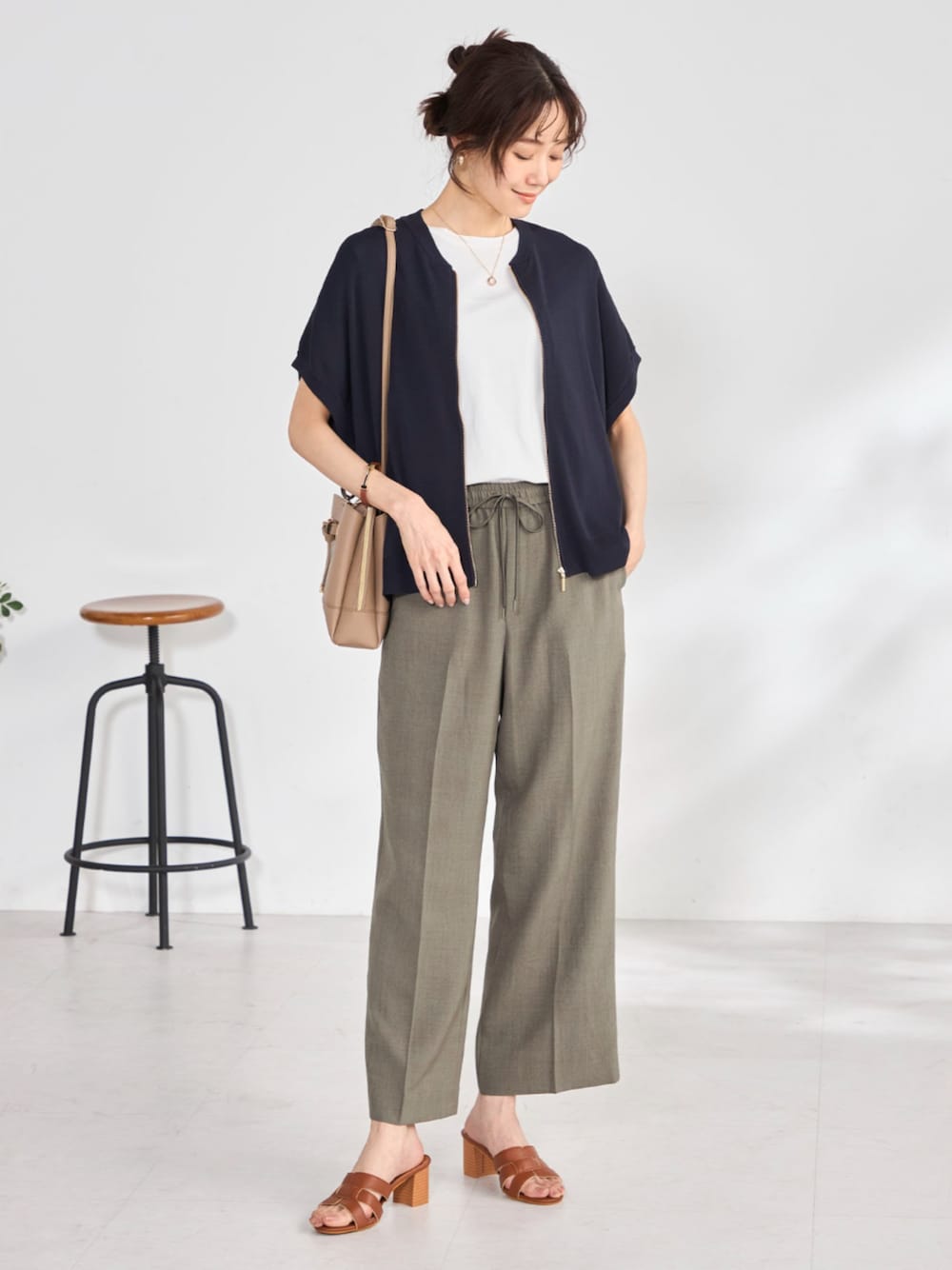 グリーン系のその他パンツ、ブルー系のカーディガン/ボレロ、ホワイト系のTシャツ/カットソーを着用したレディースの春コーディネートの1枚目の写真