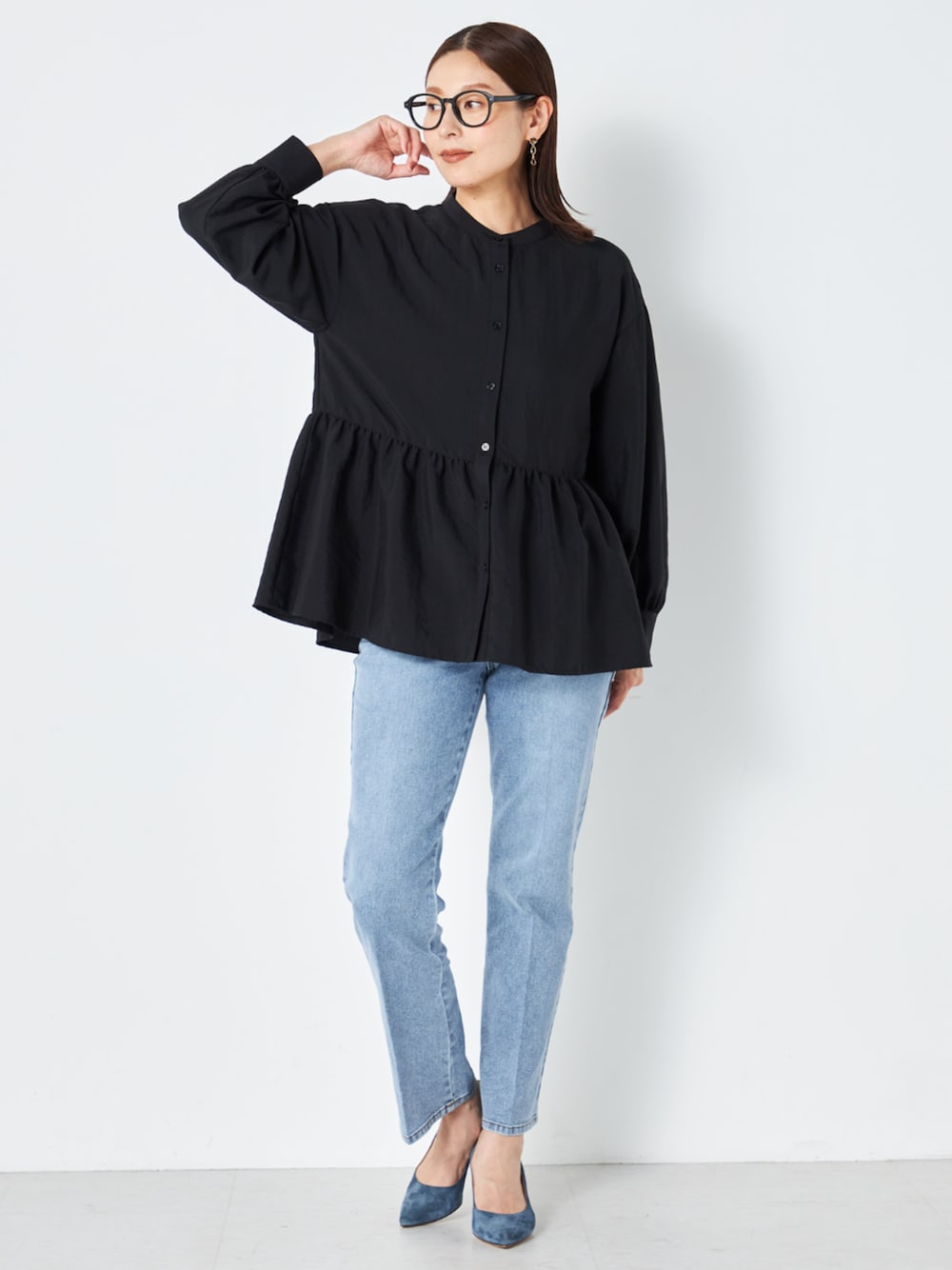 ブルー系のデニムパンツ、ブラック系のシャツ/ブラウスを着用したレディースの秋コーディネートの1枚目の写真