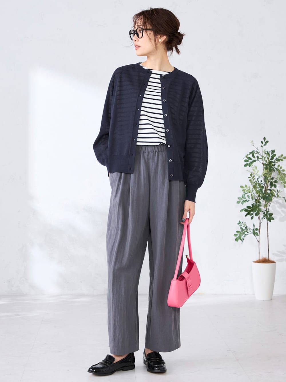 ブルー系のTシャツ/カットソー、グレー系のその他パンツ、ブルー系のカーディガン/ボレロを着用したレディースの春コーディネートの1枚目の写真