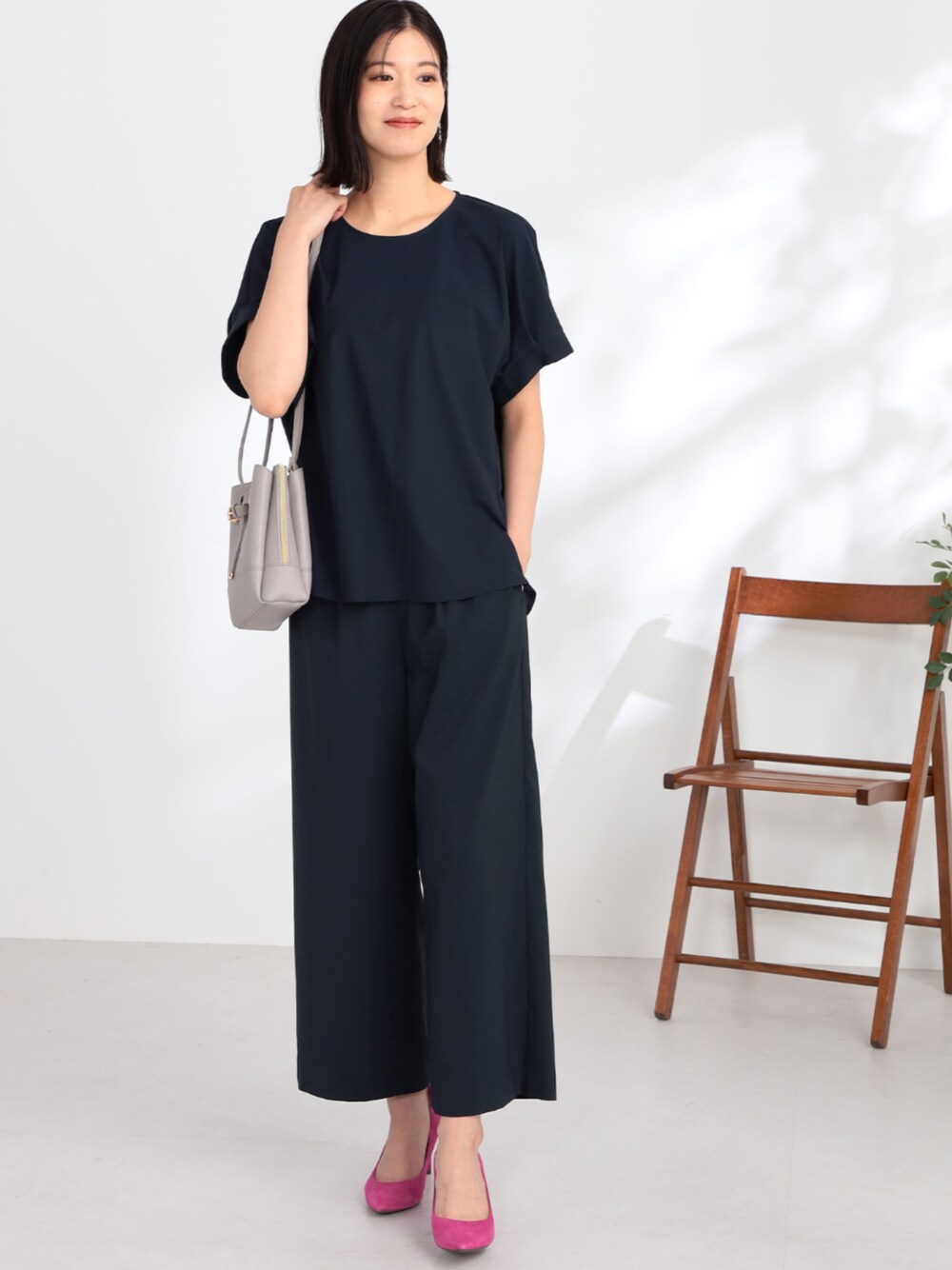 ブルー系のその他パンツ、ブルー系のシャツ/ブラウスを着用したレディースの夏コーディネートの1枚目の写真