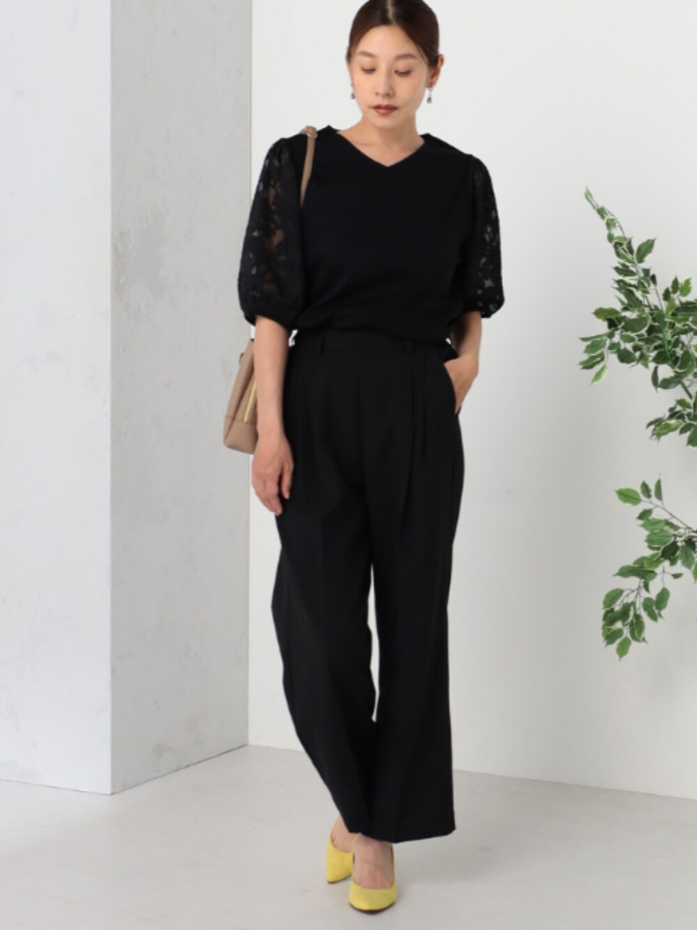 ブラック系のTシャツ/カットソー、ブラック系のその他パンツを着用したレディースの夏コーディネートの1枚目の写真