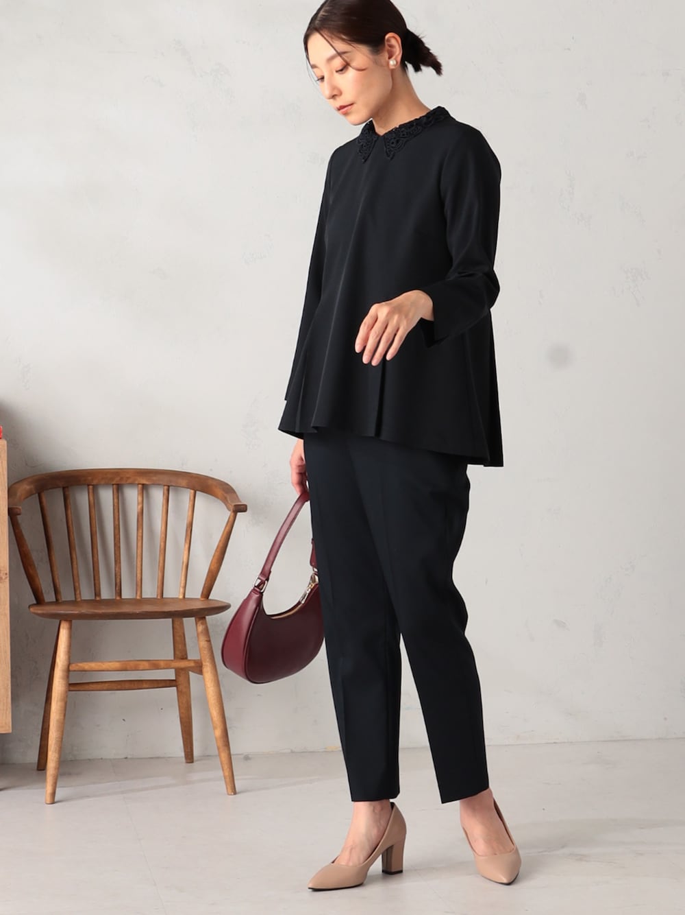 ブルー系のシャツ/ブラウス、ブルー系のその他パンツを着用したレディースの冬コーディネートの1枚目の写真