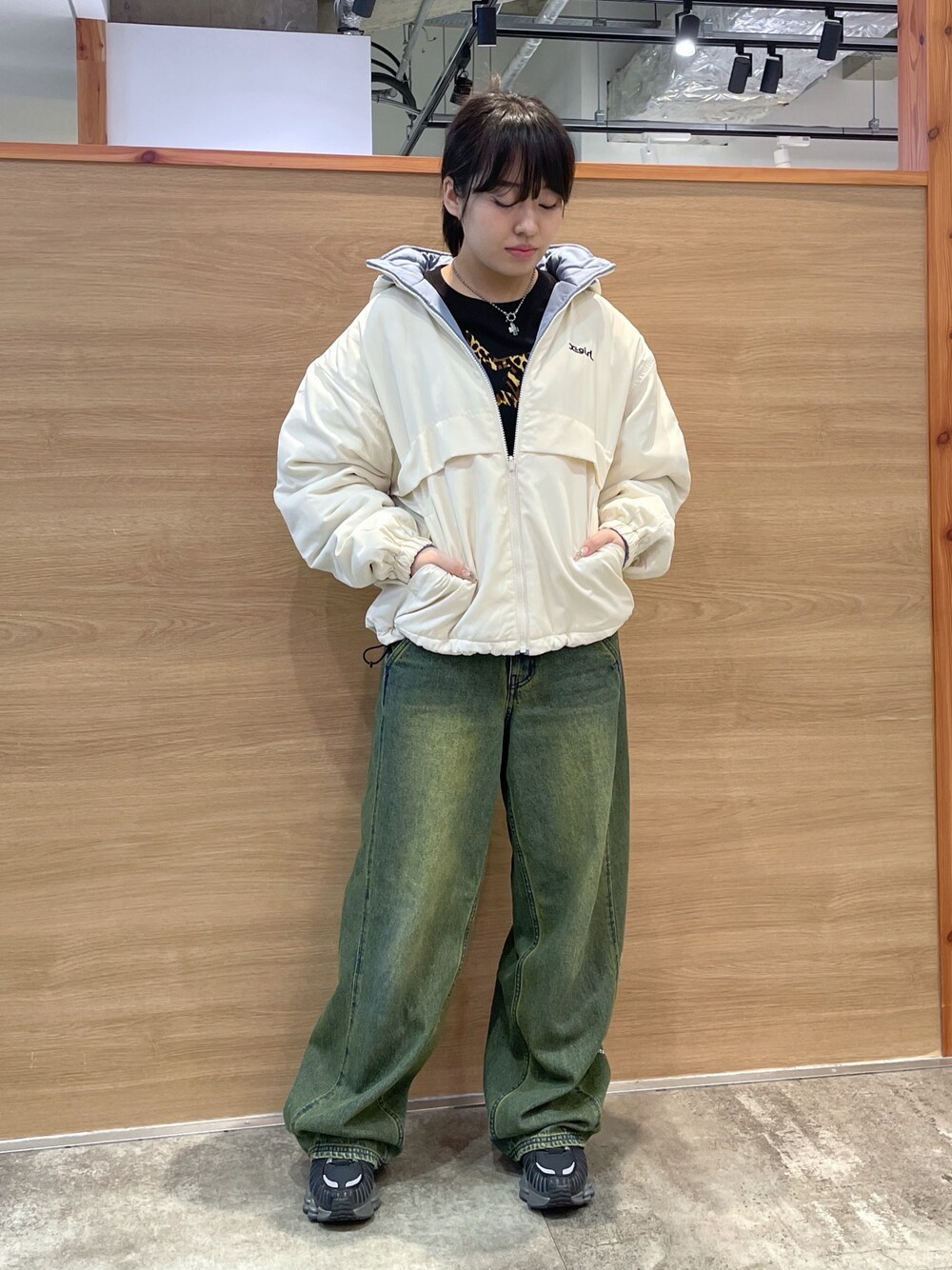 ブラック系のTシャツ/カットソー、ホワイト系のナイロンジャケット、ブルー系のデニムパンツを着用したレディースの秋コーディネートの1枚目の写真