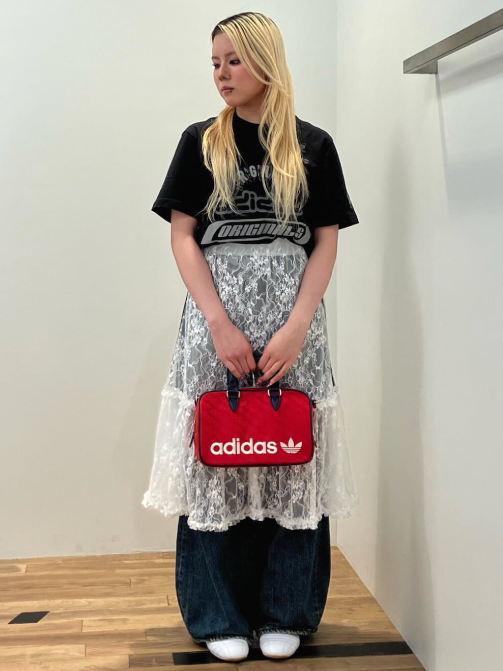 「adidas、adidas originals、アディダス、アディダスオリジナルス、Tシャツ、レーススカート、ハンドバッグ、スニーカー、テコンドー」｜「adidasのスポンサーズ 半袖Tシャツ / アディダスオリジナルス adidas Originals（Tシャツ/カットソー、ブラック系）」を使った、ARさん（レディース・159cm）の夏コーディネートの1枚目の写真