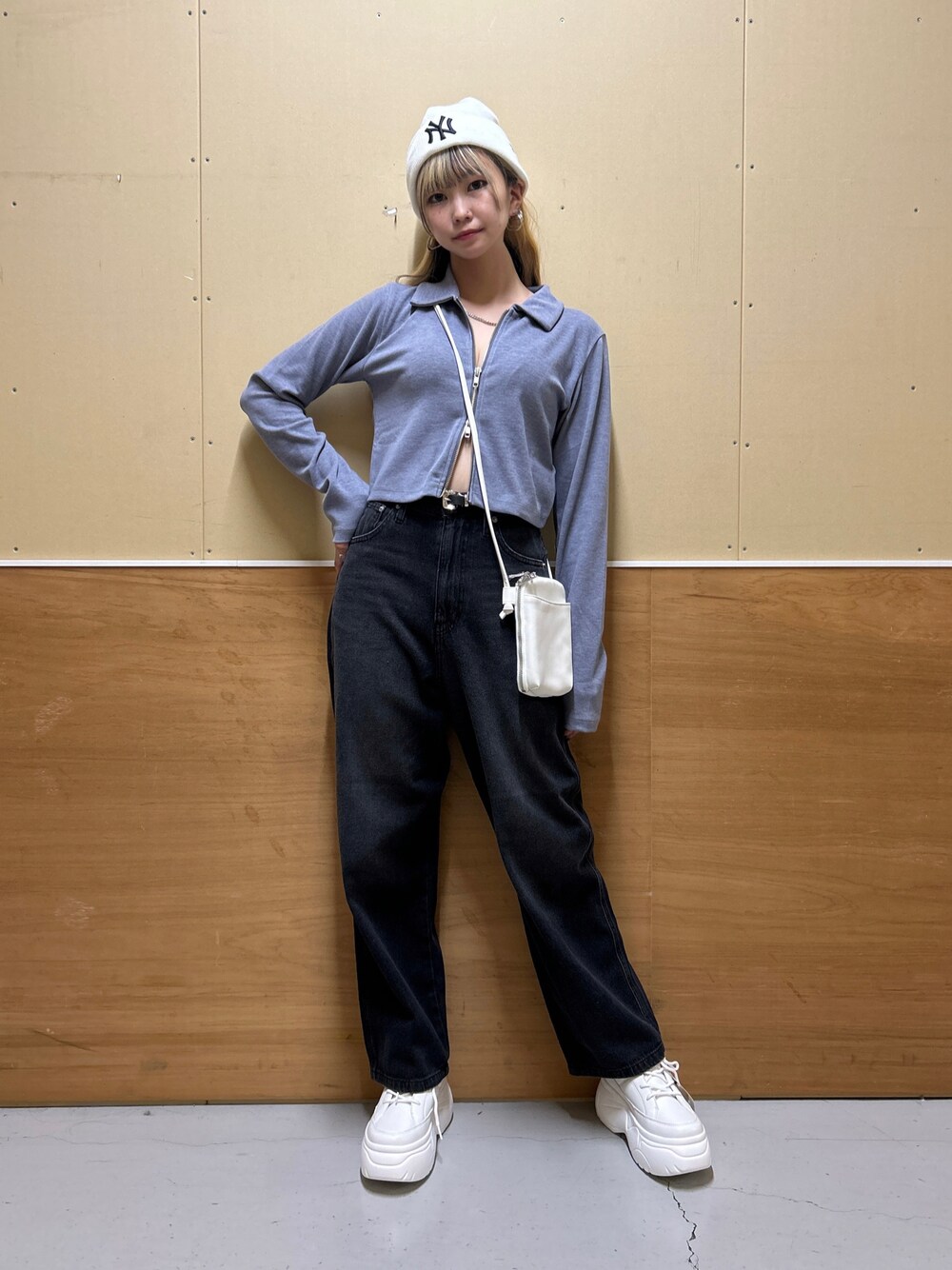 「ニット帽、ビーニー、WEGO、NEW ERA、ベロア、ジップアップ、デニム、デニムパンツ、デニムコーデ、でにむ、ストレートパンツ、ストレートデニム、厚底シューズ、スニーカー、スニーカーコーデ」｜「NEW ERAの∴WEGO/NEW ERA別注 Cuff Knit（ニットキャップ/ビーニー、ホワイト系）」を使った、みたんさん（レディース・160cm）の秋コーディネートの1枚目の写真