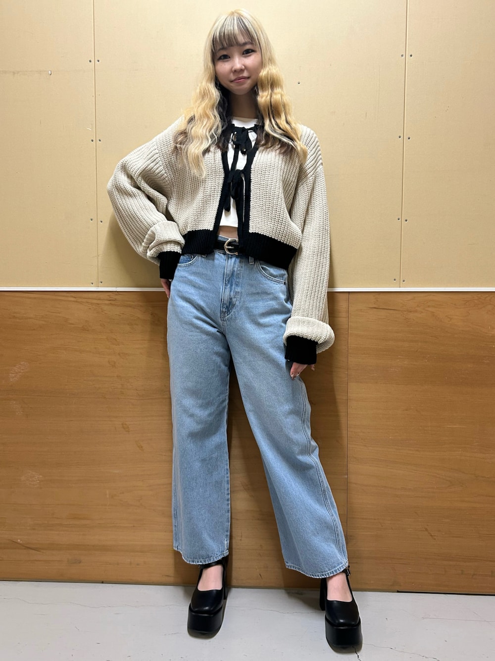 「新星WEARISTAにエントリー、WEARyouthコーデ、春コーデ、大人かわいい、カジュアルコーデ、カジュアル、カジュアルガーリー、カーディガン、デニム、デニムパンツ、デニムコーデ、でにむ、ストレートパンツ、ストレートデニム、WEGO」｜「WEGOのWEGO/【24年春夏新作】リボン2WAYカーデ（カーディガン/ボレロ、ホワイト系）」を使った、みたんさん（レディース・160cm）の冬コーディネートの1枚目の写真