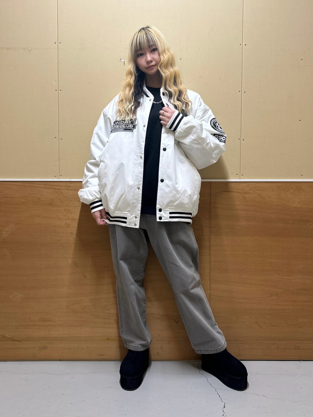 「新星WEARISTAにエントリー、WEARyouthコーデ、ストリート、ストリートコーデ、ストリートMIX、メンズライク、スタジャン、デニム、デニムパンツ、デニムコーデ、でにむ、ムートンブーツ、ブーツ、メンズコーデ、WEGO」｜「WEGOのWEGO/【23年秋冬新作】パデッドワッペンスタジャン（スタジャン、ホワイト系）」を使った、みたんさん（レディース・160cm）の冬コーディネートの1枚目の写真