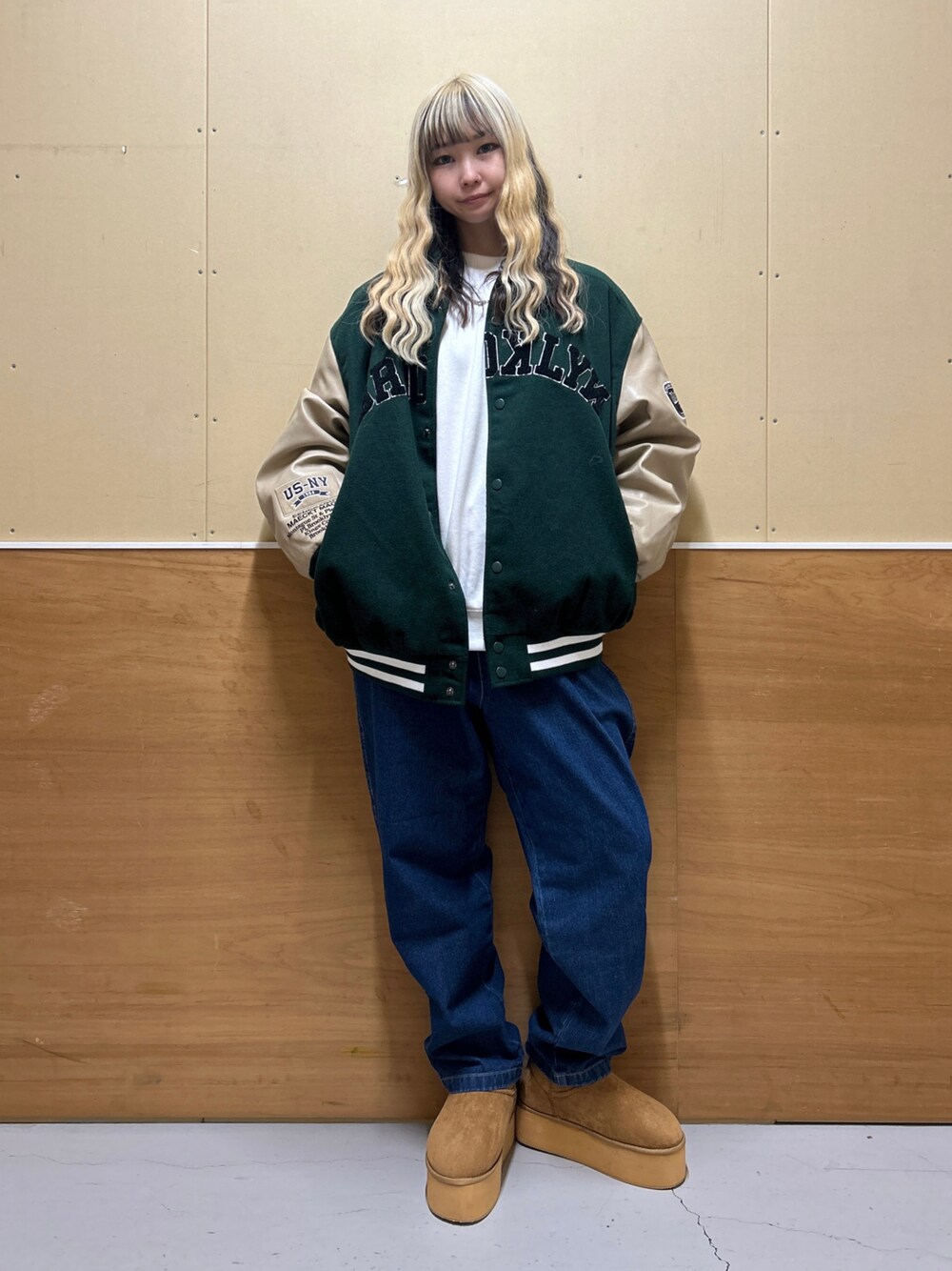 「ファッションを楽しもう、スタジャン、デニム、デニムパンツ、デニムコーデ、でにむ、ワイドパンツ、ワイドデニム、ムートンブーツ、ブーツ、ブーツスタイル、メンズライク、ジャケット、ジャケットスタイル、WEGO」｜「WEGOのWEGO/【23年秋冬新作】メルトンワッペンスタジャン（スタジャン、グリーン系）」を使った、みたんさん（レディース・160cm）の秋コーディネートの1枚目の写真