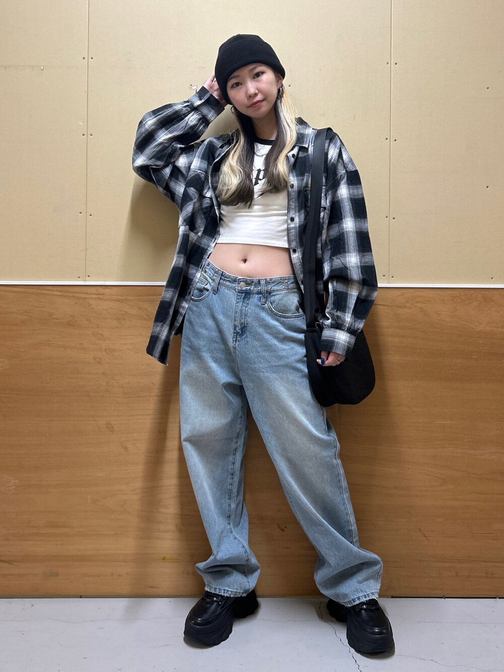 「ニット帽、ビーニー、チェック、チェックシャツ、チェック柄、ビックシルエット、ビッグシルエット、オーバーサイズ、ビッグシャツ、デニム、デニムパンツ、デニムコーデ、ショート丈トップス、ショート丈、アツいコーデ全部見せ」｜「WEGOのWEGO/カラービーニー（ニットキャップ/ビーニー、ブラック系）」を使った、みたんさん（レディース・160cm）の夏コーディネートの1枚目の写真