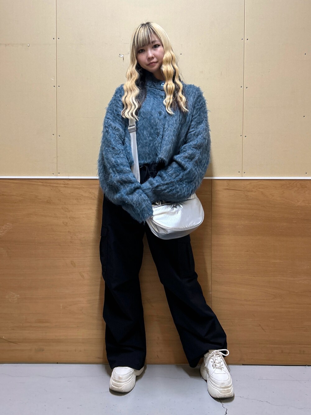 「新星WEARISTAにエントリー、WEARyouthコーデ、カジュアルコーデ、カジュアル、カジュアルスタイル、きれいめカジュアル、キレイめカジュアル、カーディガン、ファー、ショート丈トップス、ニットカーディガン、カーゴパンツ、ショルダーバッグ、スニーカー、WEGO」｜「WEGOのWEGO/【23年秋冬新作】モンスターニットカーディガン（カーディガン/ボレロ、ブルー系）」を使った、みたんさん（レディース・160cm）の冬コーディネートの1枚目の写真