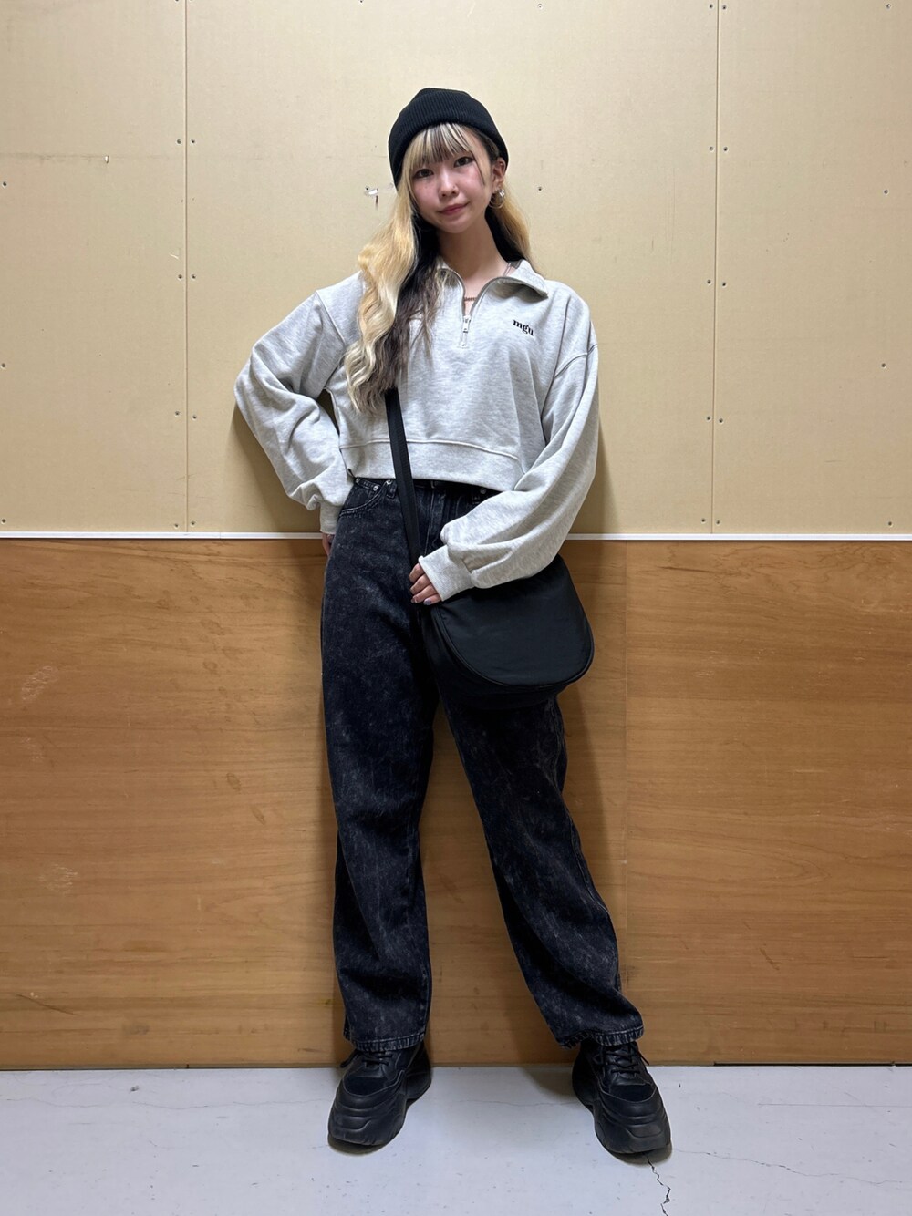 「ニット帽、ニットキャップ、ストリート、ストリートコーデ、ストリートMIX、ハーフジップ、スウェット、プルオーバー、デニム、デニムパンツ、デニムコーデ、ストレートパンツ、ストレートデニム、WEGO、でにむ」｜「WEGOのWEGO/カラービーニー（ニットキャップ/ビーニー、ブラック系）」を使った、みたんさん（レディース・160cm）の秋コーディネートの1枚目の写真